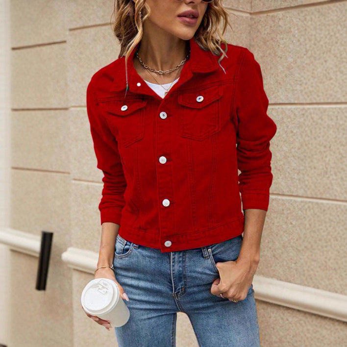 Damen taillierte kurze Jeansjacke im Trucker‑Stil mit Pattentaschen Drune
