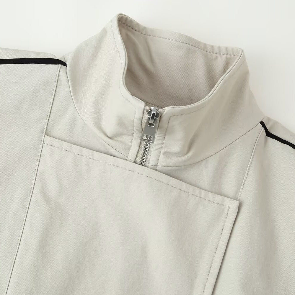Damen Sportlich-minimalistische Übergangsjacke mit hohem Funnelkragen, verdeckter Leiste und Kontrastpaspel Drune