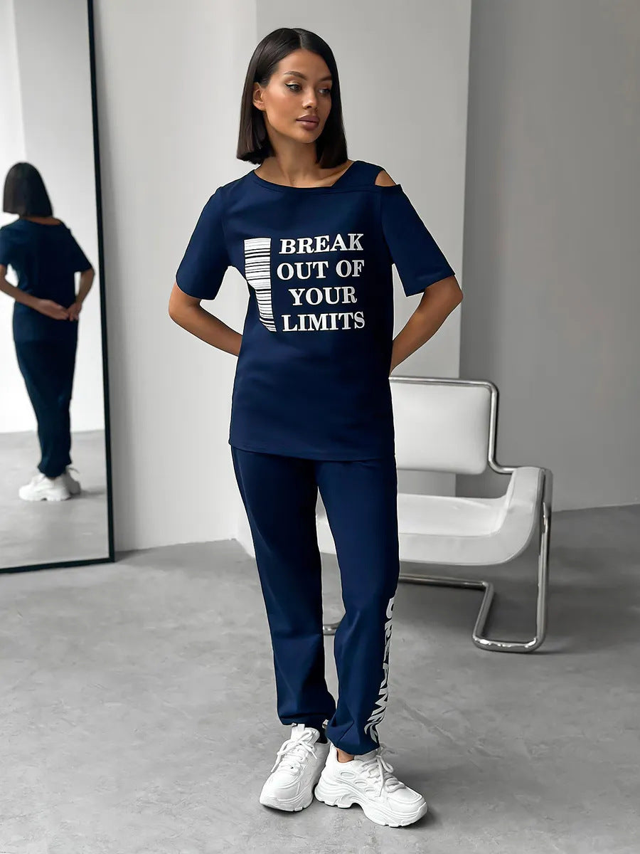 Damen lässiges Lounge-Set mit Cut-Out Schulter und Statement-Print Drune