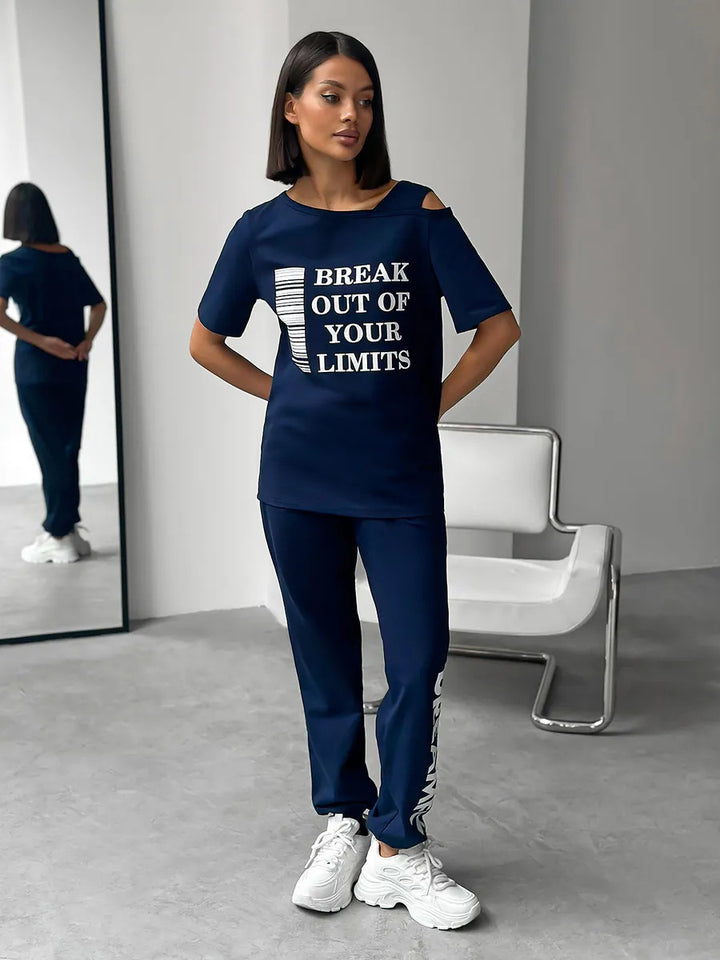 Damen lässiges Lounge-Set mit Cut-Out Schulter und Statement-Print Drune