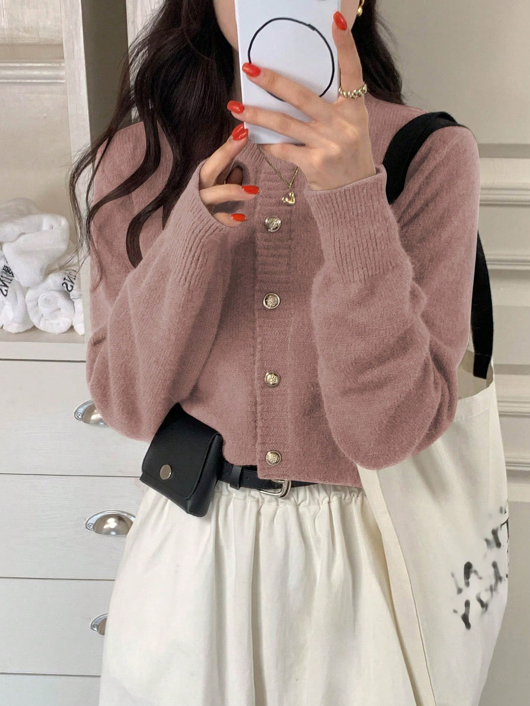 Damen kuschelige Strickjacke mit goldenen Knopfdetails und stilvollem V-Ausschnitt Drune