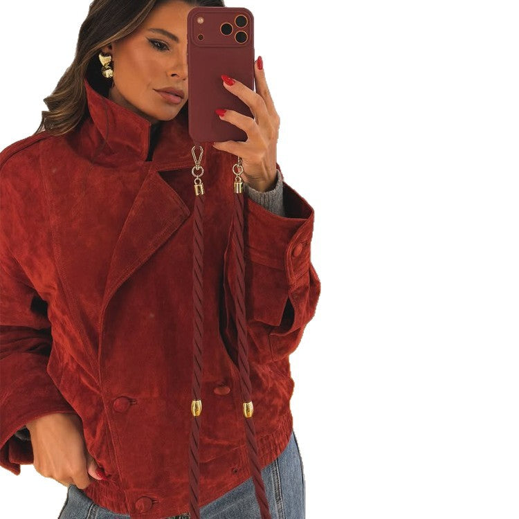 Damen gekürzte Velourslederjacke mit hohem Kragen und doppelreihiger Knopfleiste Drune