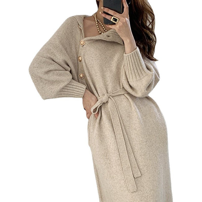 Damen Strickkleid mit hohem Kragen und dekorativen Knopfdetails Drune
