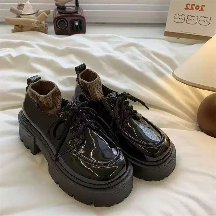 Damen Plateau-Sneaker mit eleganter Lackleder-Optik und kuscheligem Strickkragen Drune