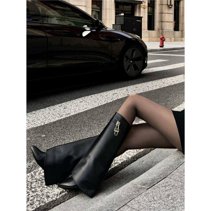 Damen Kniehohe Lederoptik-Stiefel mit spitzer Zehenpartie und dekorativer Schlossapplikation Drune