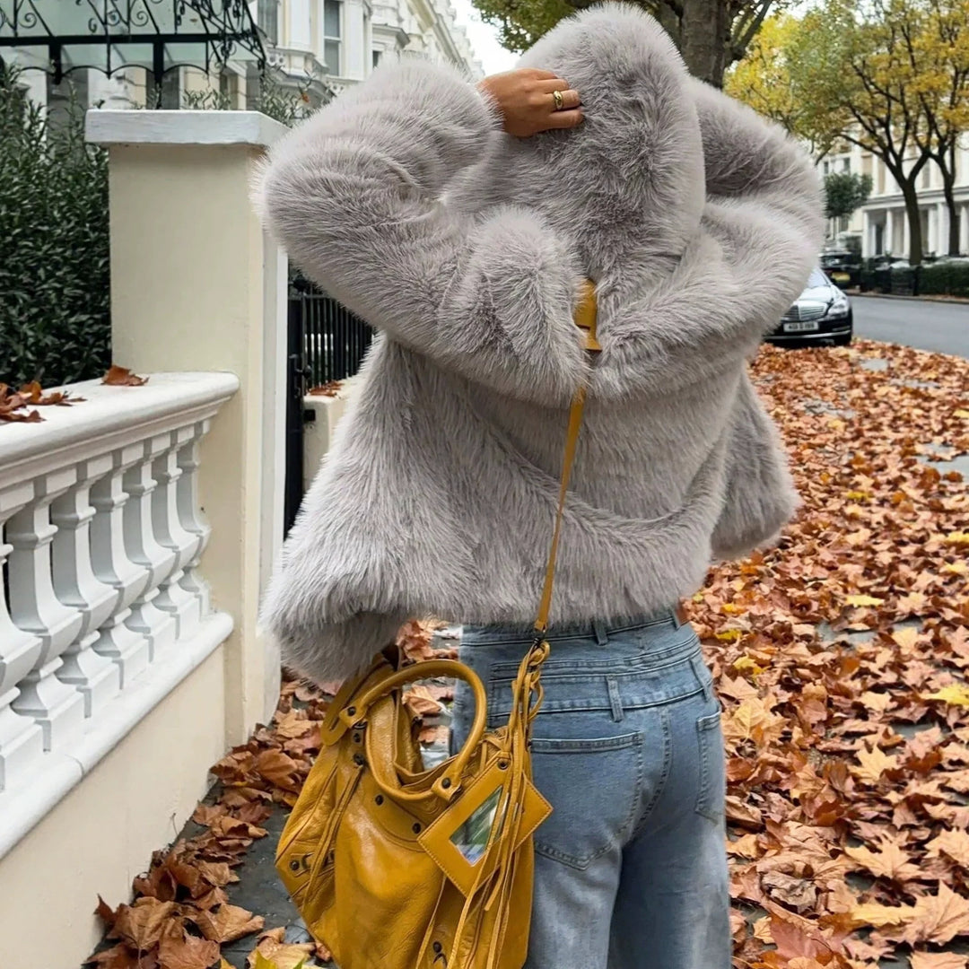 Damen Kurzblouson aus langfaserigem Shaggy‑Faux‑Fur mit hohem Schalkragen und klarer Boxy‑Silhouette Drune
