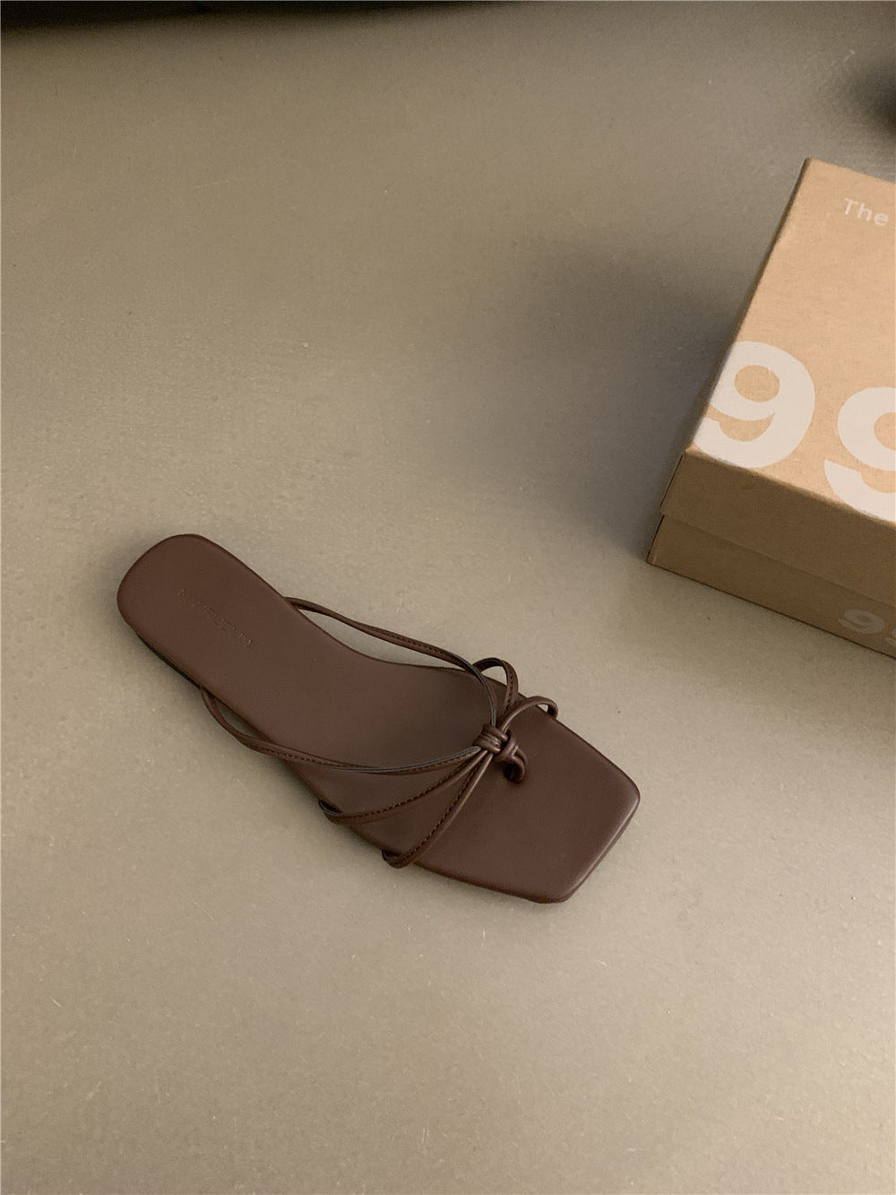Damen Stylische Riemchen-Sandalen mit quadratischer Zehenpartie und feinem Bindedesign Drune