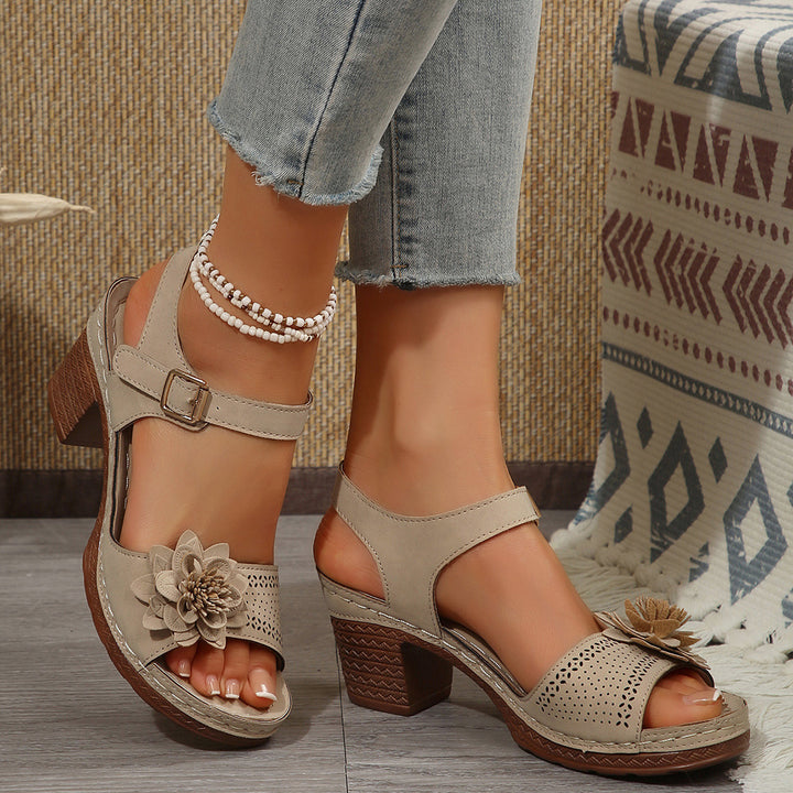 Damen Sandalette mit mittelhohem Blockabsatz, Blütenapplikation und verstellbarem Knöchelriemen Drune