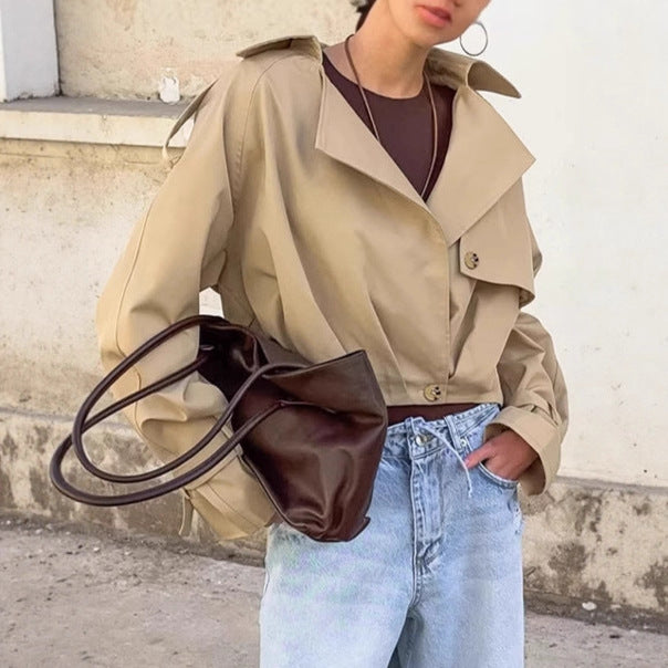 Damen kurz geschnittene Jacke mit großflächigem Revers und Bindeband Drune
