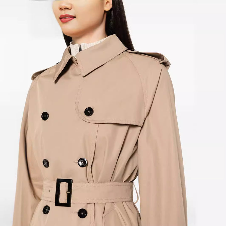 Damen Trenchcoat im Maxilänge mit doppelreihiger Knopfleiste und Taillengürtel Drune