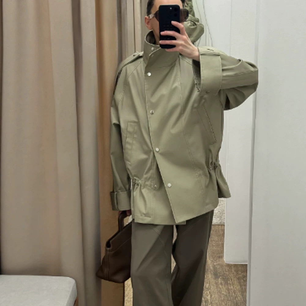 Damen Kurzparka mit hohem Stehkragen, Schulterklappen und taillierbarem Kordelzug Drune