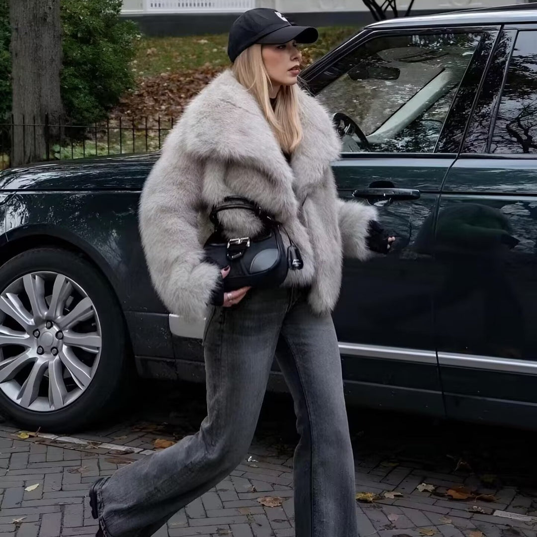 Damen nan Kurzblouson aus langflorigem Kunstfell mit voluminösem Schalkragen und eleganter Boxy‑Silhouette Drune