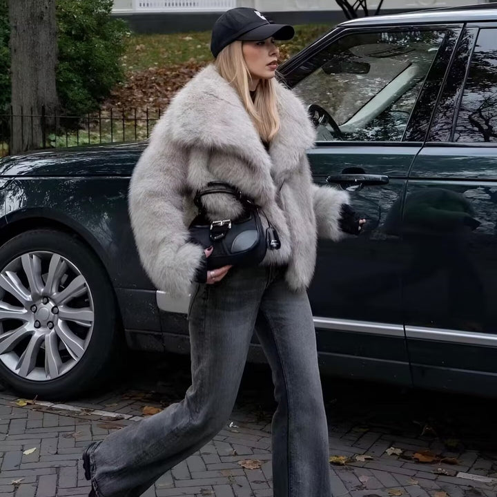 Damen nan Kurzblouson aus langflorigem Kunstfell mit voluminösem Schalkragen und eleganter Boxy‑Silhouette Drune
