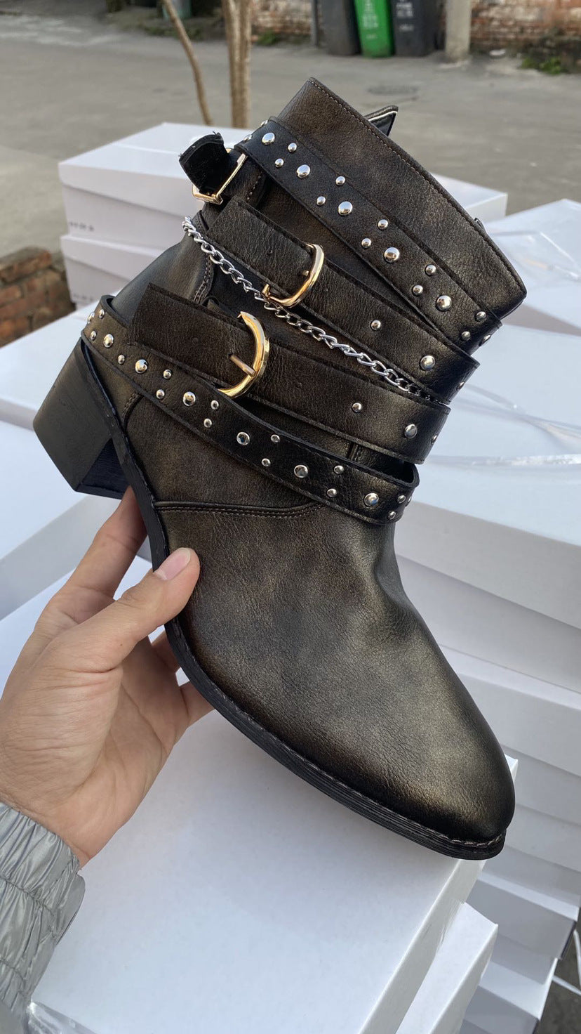 Damen nan knöchelhohe Biker-Stiefelette mit mehreren Nietenriemen, dekorativen Ketten und verstellbaren Schnallen Drune