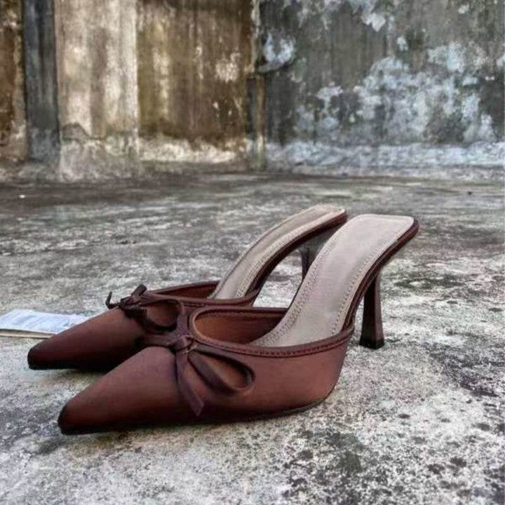 Damen Spitz zulaufende Satin-Mules mit zarter Schleifenapplikation und mittelhohem Sculpted-Absatz Drune