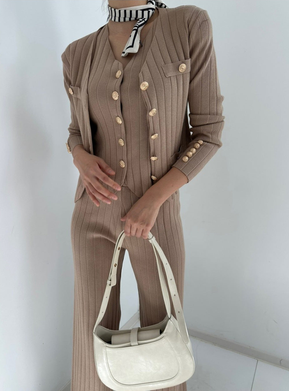 Damen elegantes gestricktes Ensemble mit Knopfdetaillierung Drune