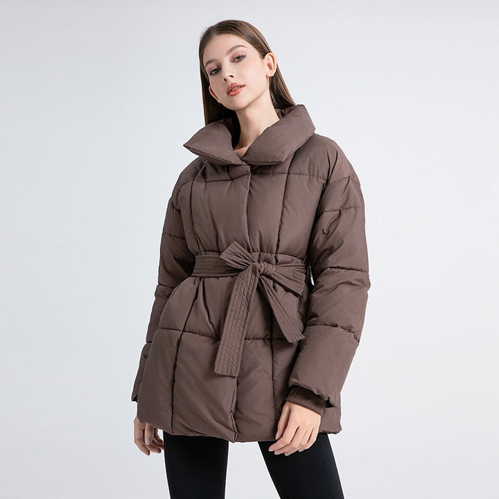 Damen nan kurze wattierte Jacke mit hohem Stehkragen, Taillengürtel und Eingrifftaschen Drune