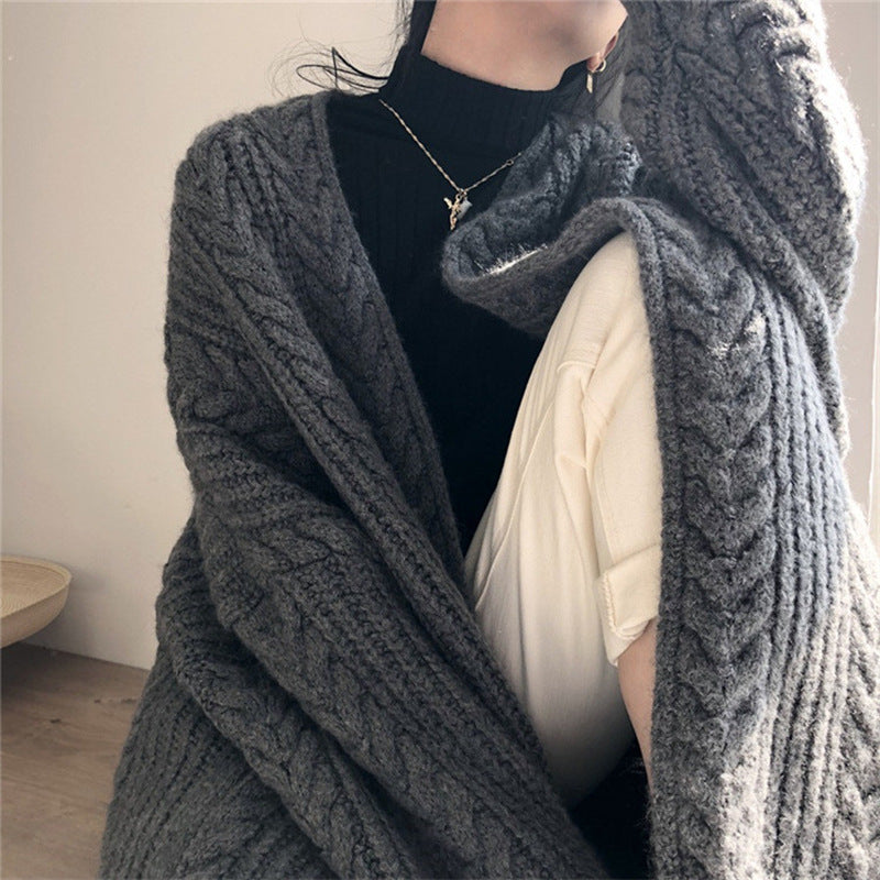 Damen Strickponcho mit tiefem V-Ausschnitt und trendigem Zopfmuster Drune