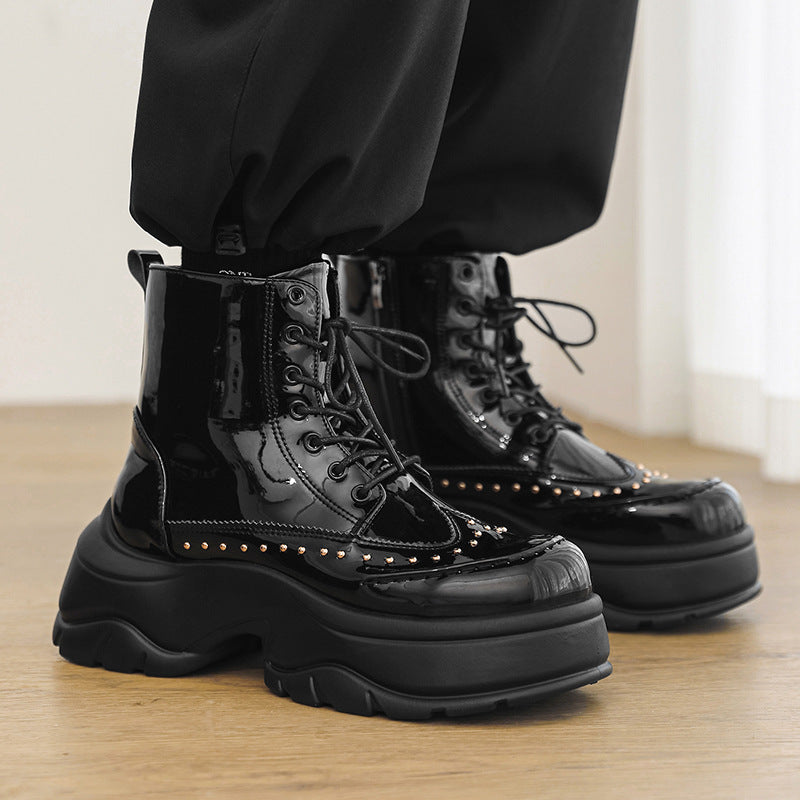 Damen Plateau-Boots mit Lackfinish, Schnürung und Nietenbesatz Drune