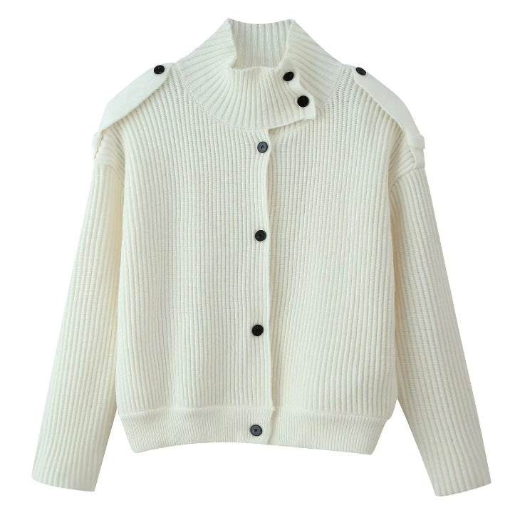 Damen 80+ kurzer Rippstrick‑Cardigan mit hohem Stehkragen und Knopfleiste Drune