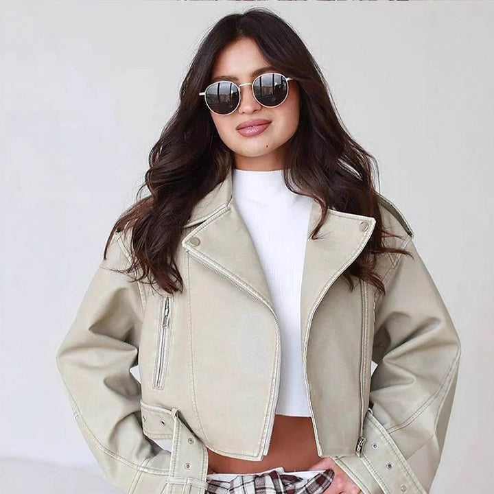 Damen Kurzschnitt Bikerjacke aus veganem Kunstleder mit breitem Taillengürtel und sichtbaren Ziernähten Drune
