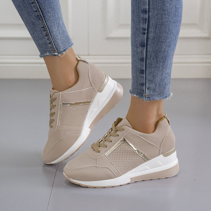 Damen Keil-Sneaker mit perforiertem Obermaterial, gepolstertem Fußbett und dezentem Metallic-Detail Drune