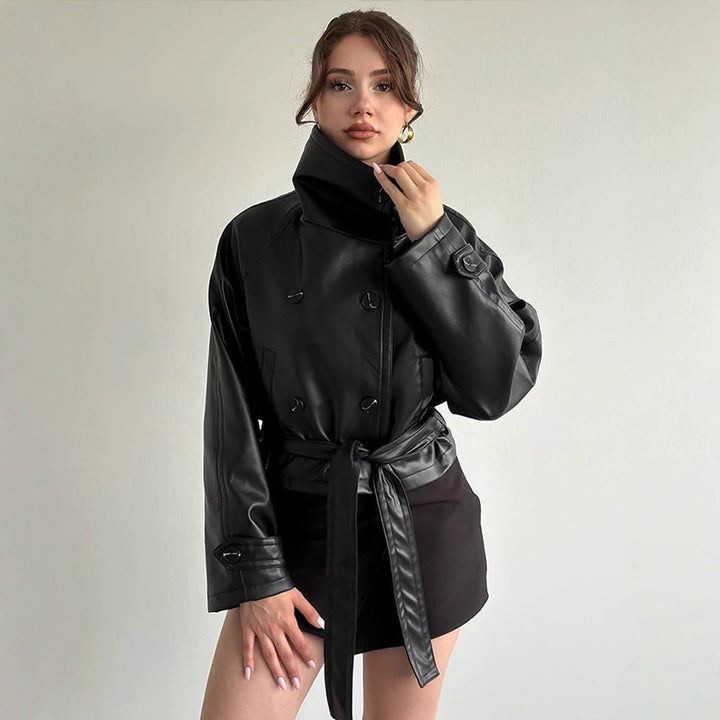Damen Taillierte Kurzblouson‑Jacke aus Lederimitat mit hohem Stehkragen und Bindegürtel Drune