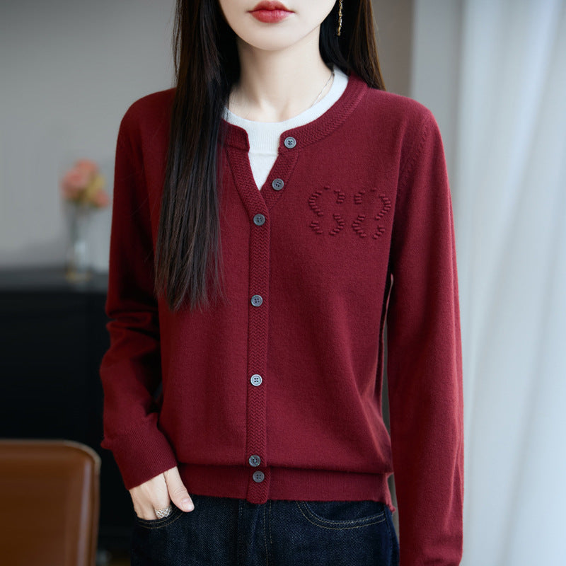 Damen Kurzer Feinstrick-Cardigan mit V‑Schlitzkragen, Rippenblende und dezentem Struktur‑Logo Drune