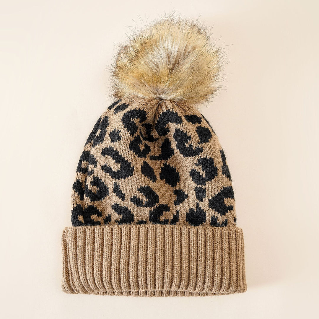 Damen Strickmütze mit elegantem Leopardenmuster und kuscheligem Kunstfellpompon Drune