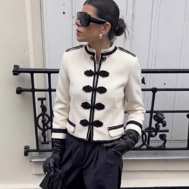 Damen 300+ taillierte Cropped‑Militärblazerjacke mit Stehkragen, Schulterpatten und dekorativen Froschverschlüssen Drune