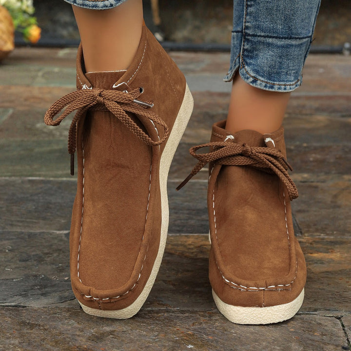 Damen knöchelhoher Mokassin-Boot mit Wildlederoptik, getragener Moccasin-Naht, dämpfender Crepe-Laufsohle und robusten Schnürsenkeln Drune