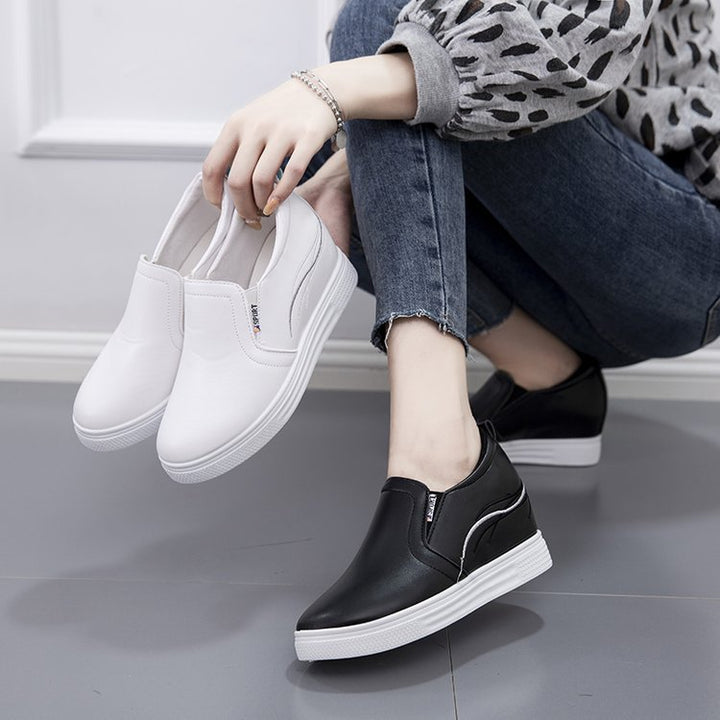 Damen Slip-On Keilsneaker mit verdecktem Keil, Lederimitat und dekorativer Stickerei Drune
