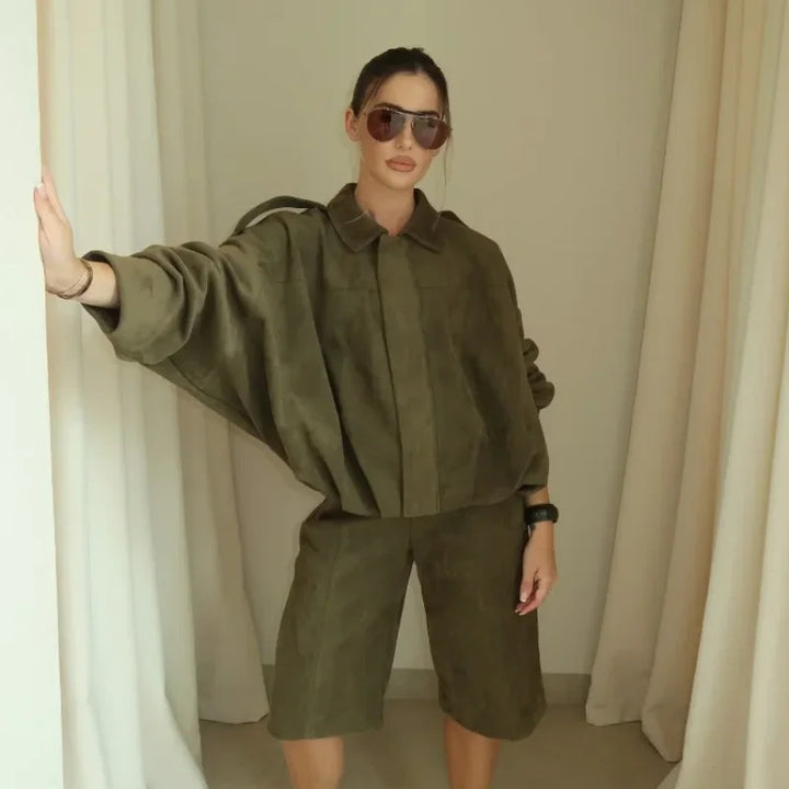Damen nan weit geschnittene Kurzjacke in Wildlederoptik mit Umlegekragen Schulterklappen und elastischem Saum Drune