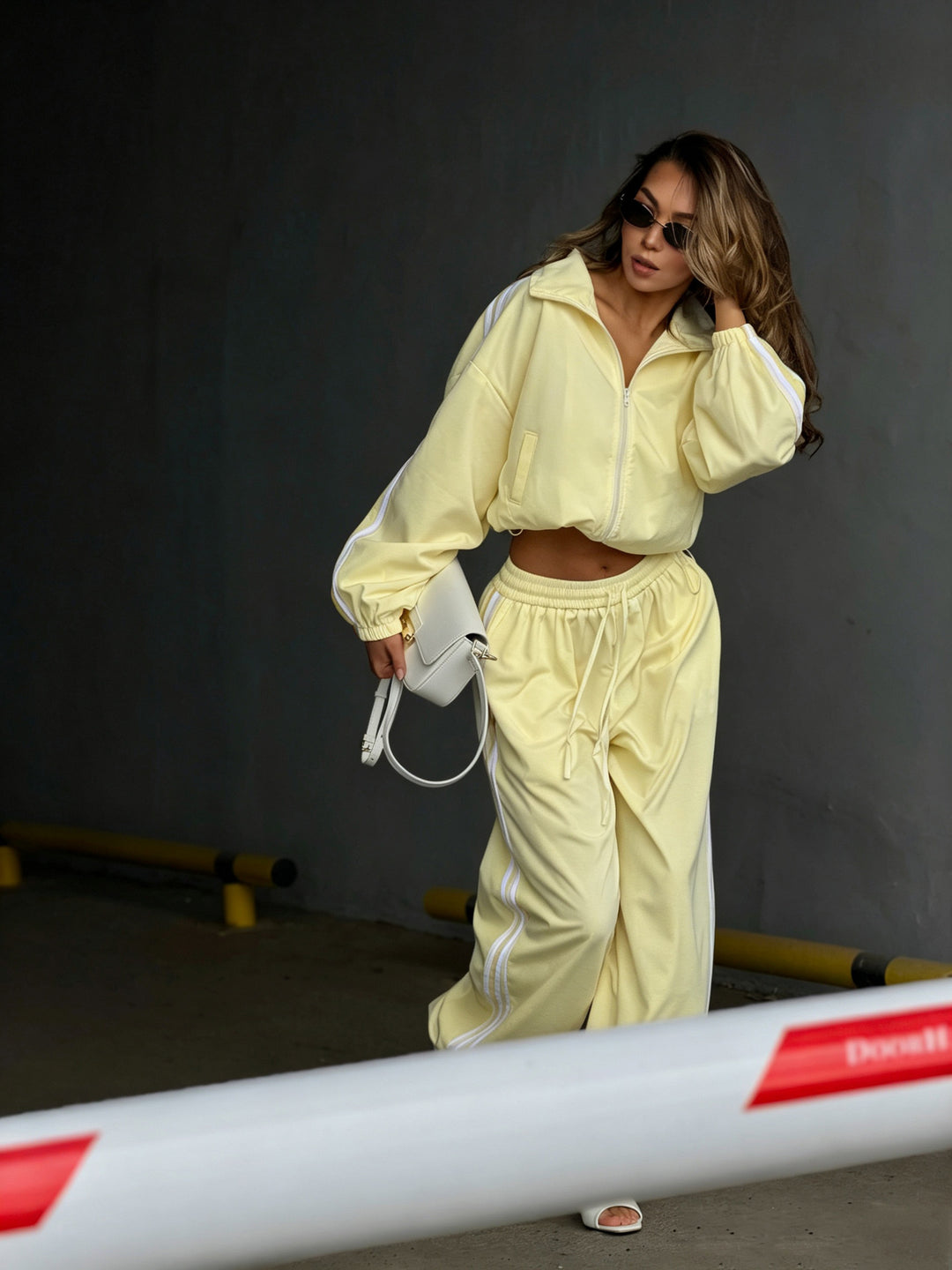 Damen Oversized kurz geschnittene Trainingsjacke und taillenhohe Jogginghose Set mit Seitenstreifen Drune