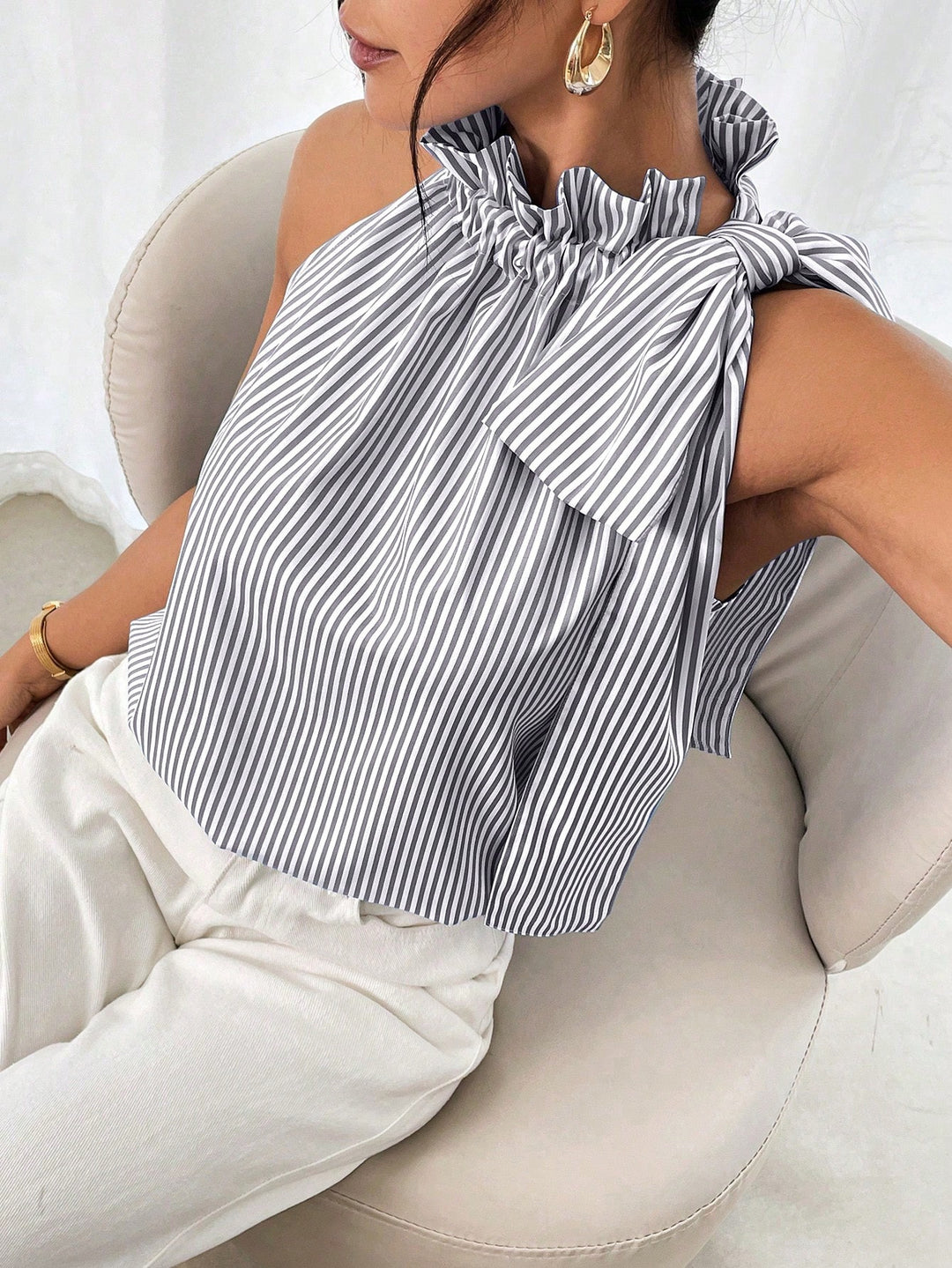 Damen Ärmellose Crêpe-Bluse mit gerafftem Stehkragen und Schulter-Schleife Drune
