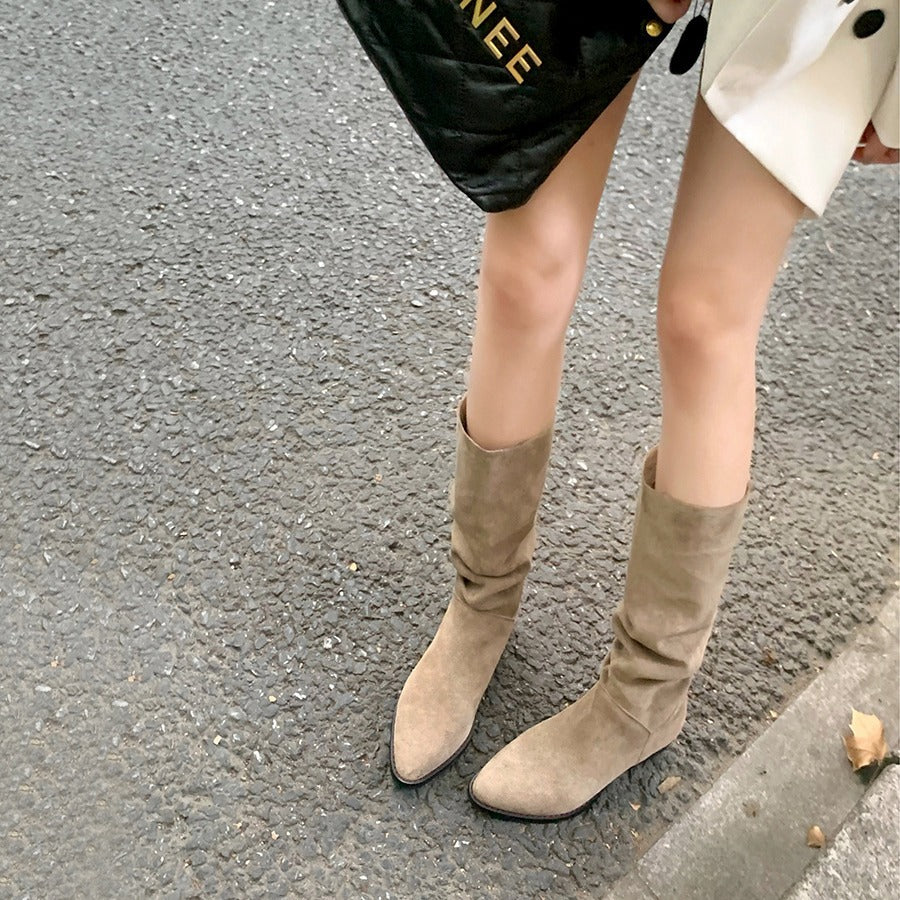 Damen Wadenhohe Stiefel aus Veloursleder mit lässigen Schaftfalten und flachem Absatz Drune