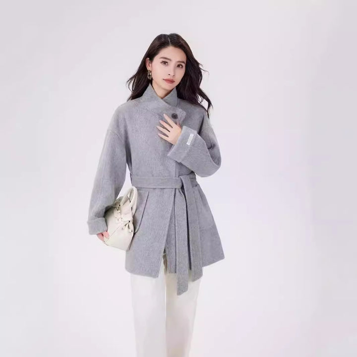 Damen Kurzer Wickel-Wollmantel mit hoher Knopfblende und aufgesetzten Taschen Drune
