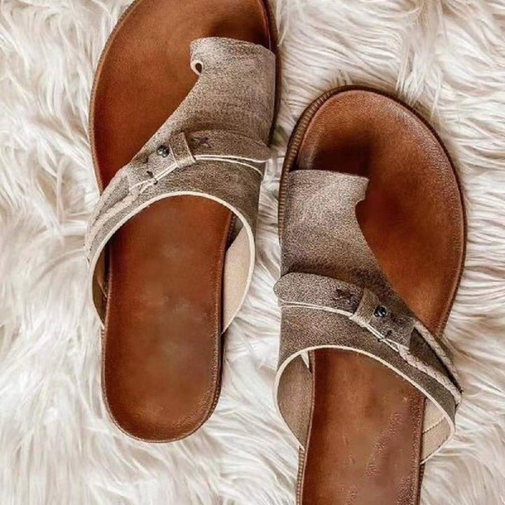 Damen Zehensteg-Sandale mit verstellbarem Riemen und ergonomischem Fußbett Drune