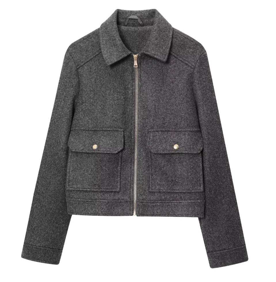 Damen 40+ kurze Woll‑Blousonjacke mit goldfarbenem Reißverschluss und aufgesetzten Pattentaschen Drune