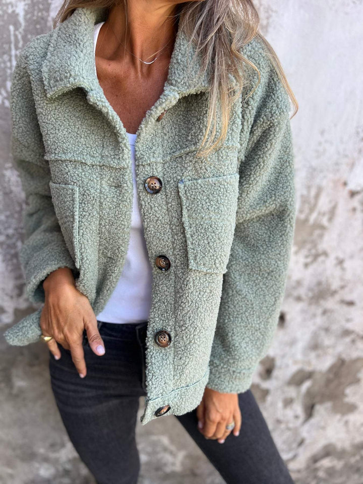 Damen nan Teddyjacke mit großem Reverskragen, durchgehender Knopfleiste und aufgesetzten Pattentaschen Drune