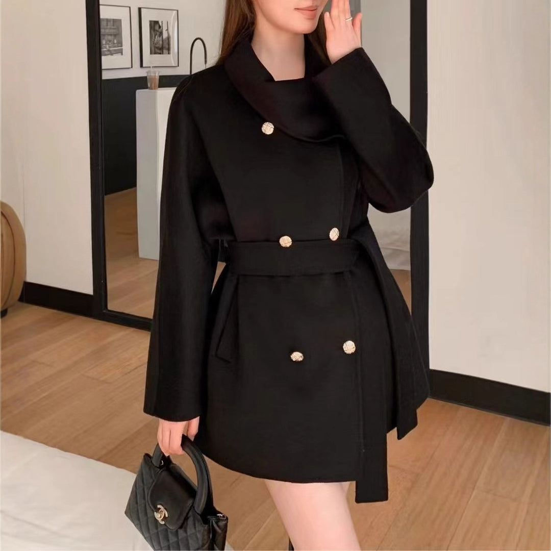 Damen modische Kurzjacke mit asymmetrischem Kragen und goldenen Knopfdetails Drune