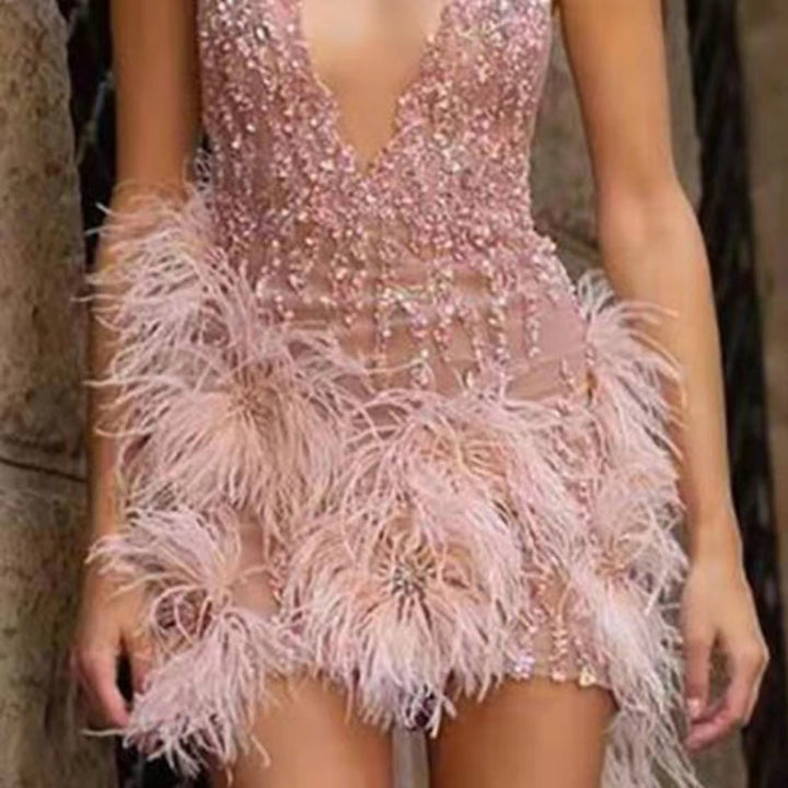 Damen Party-Kleid mit funkelndem Paillettenbesatz und fedrigen Akzenten Drune
