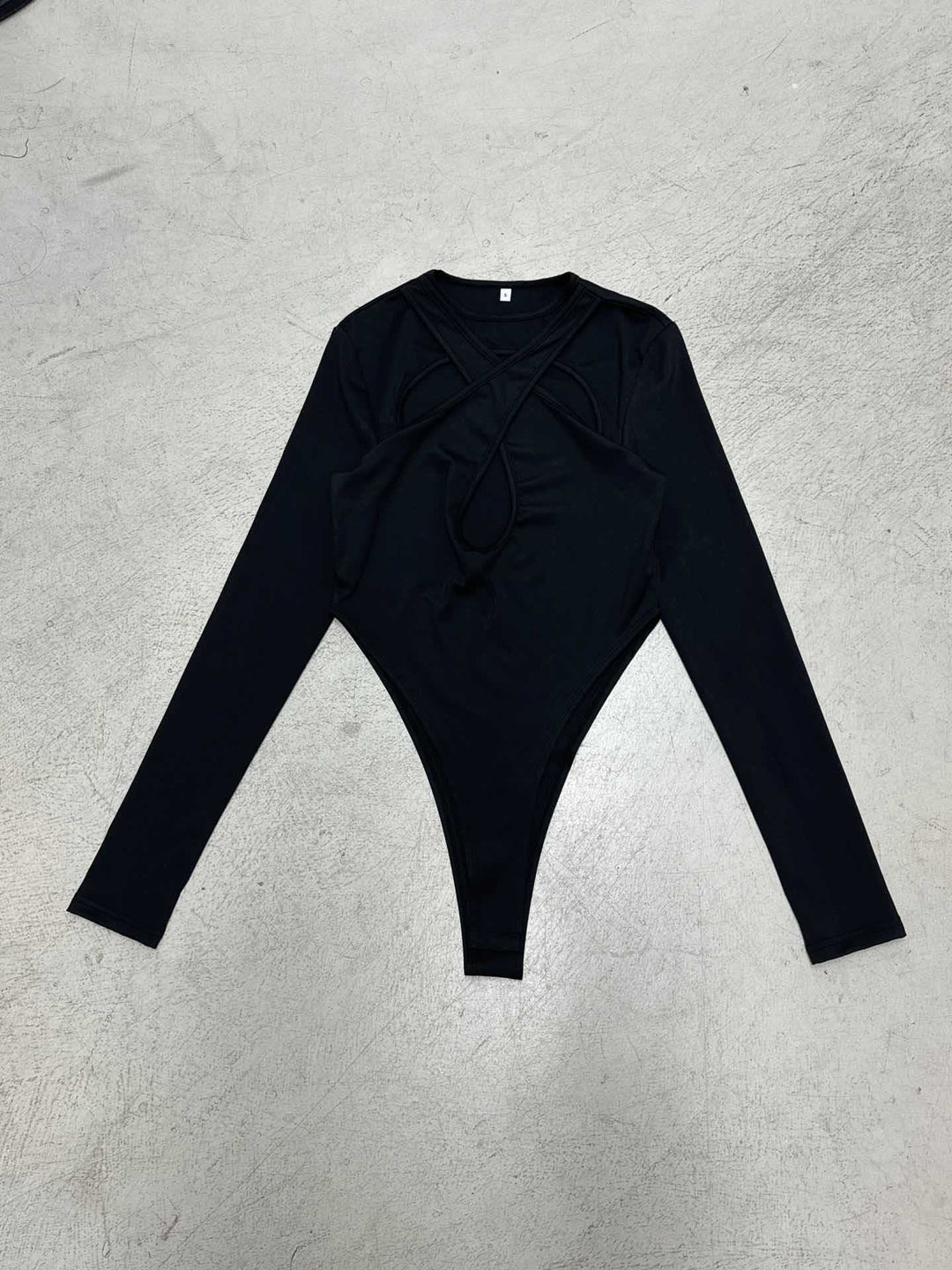 Damen Langarm Bodysuit mit raffiniertem Kreuz-Design und Hochbund Drune