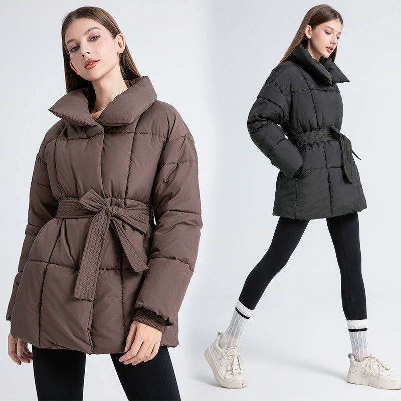 Damen nan kurze wattierte Jacke mit hohem Stehkragen, Taillengürtel und Eingrifftaschen Drune