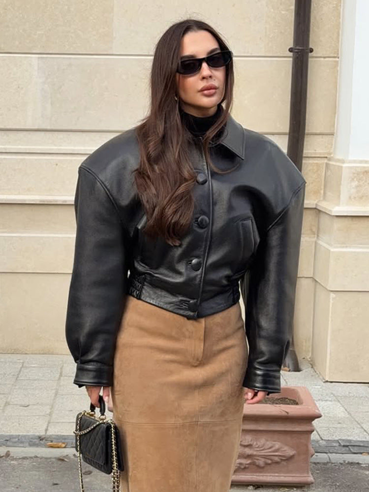 Damen Kurzjacke aus veganem Lederimitat im Boxy‑Cut mit oversized Schultern und verdeckter Knopfleiste Drune
