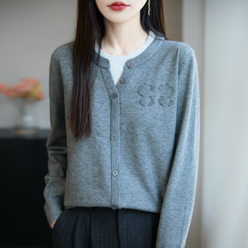 Damen Kurzer Feinstrick-Cardigan mit V‑Schlitzkragen, Rippenblende und dezentem Struktur‑Logo Drune