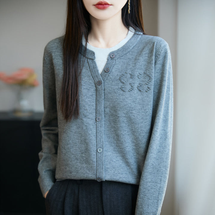 Damen Kurzer Feinstrick-Cardigan mit V‑Schlitzkragen, Rippenblende und dezentem Struktur‑Logo Drune