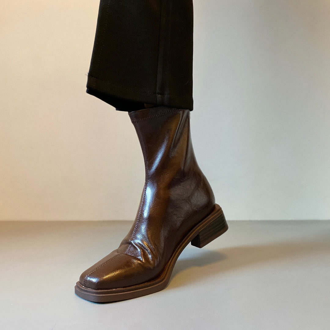 Damen Stiefelette im Reitstiefel‑Look aus softem Glattleder mit quadratischer Kappnaht und gestapeltem Blockabsatz Drune