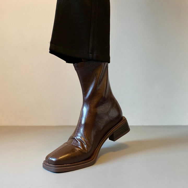 Damen Stiefelette im Reitstiefel‑Look aus softem Glattleder mit quadratischer Kappnaht und gestapeltem Blockabsatz Drune