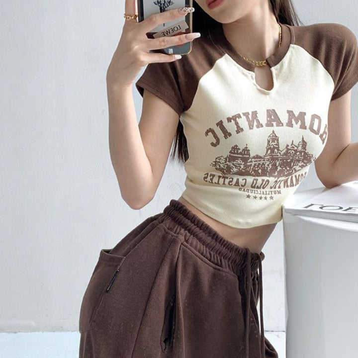 Damen cropped T-Shirt mit einzigartigem Ausschnitt und fröhlichem Grafikdesign Drune